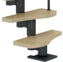 Detailaufnahme einer Wendeltreppe mit Holzstufen und Metallgeländer