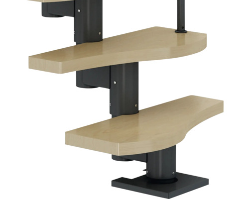 Detailaufnahme einer Wendeltreppe mit Holzstufen und Metallgeländer