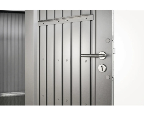 Geöffnete Metalltür mit Griff und Schlüssel