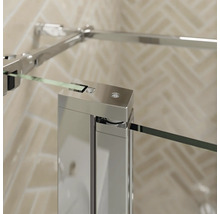 Detailansicht einer Duschkabine mit klarem Glas und Chrombeschlägen