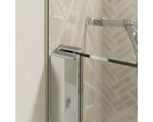 Detailansicht einer Duschkabine mit Glas und Beschlägen