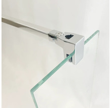 Detailaufnahme einer Duschkabinenhalterung mit Stabilisierungsstange