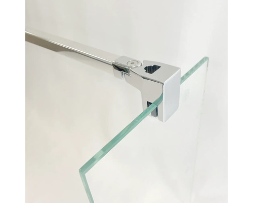 Detailaufnahme einer Duschkabinenhalterung mit Stabilisierungsstange