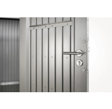 Geöffnete Stahltür mit Türgriff und Schlüsselloch