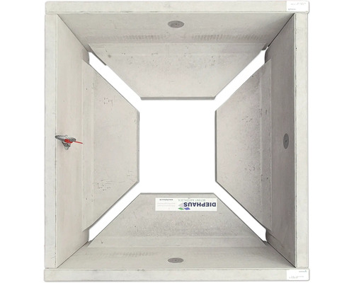 Betonschacht mit quadratischer Öffnung