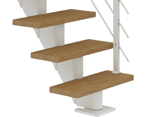 Detail einer Treppe mit Holzstufen und weißem Geländer