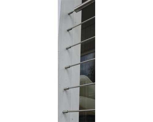 Geländer mit Edelstahlseilen an einem weißen Pfosten