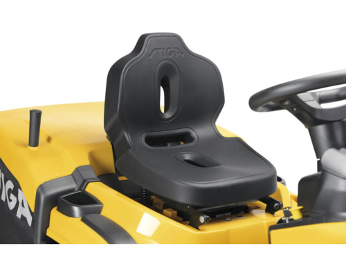 Detailansicht des schwarzen Sitzes eines Rasentraktors mit Stiga Logo