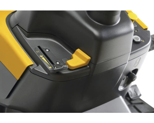 Detailansicht der Steuerung eines Rasentraktors.