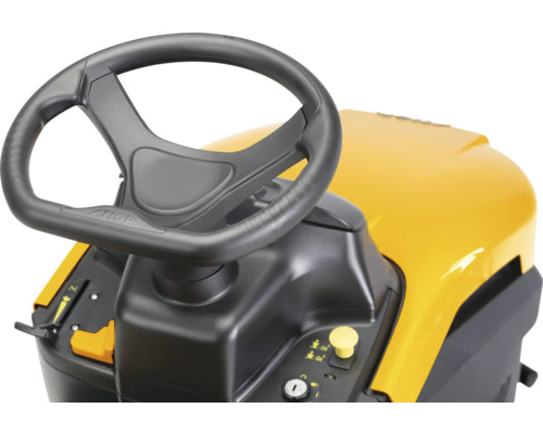 Lenkrad und Bedienelemente eines Rasentraktors