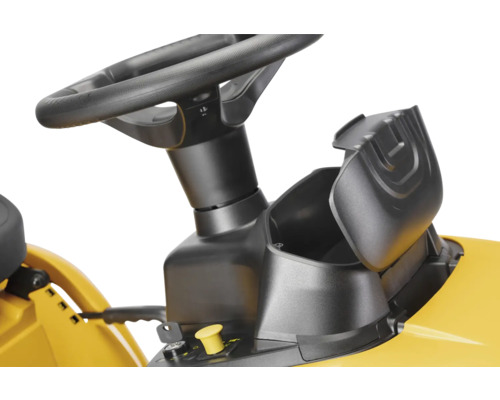 Detailansicht eines gelben Rasentraktors mit Lenkrad und Ablagefach