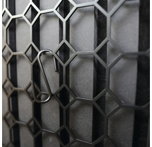 Dekorative Metallwand mit sechseckigem Muster und Haken