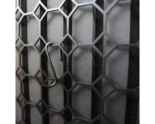 Dekorative Metallwand mit sechseckigem Muster und Haken