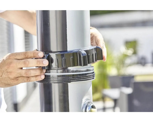 Installation einer Gartendusche mit den Händen