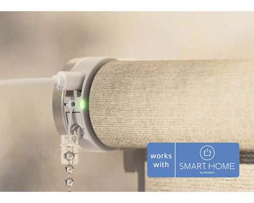 Nahaufnahme eines Rollos mit USB Ladekabel und Statusanzeige, kompatibel mit SMART HOME by hornbach.