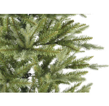 Nahaufnahme eines künstlichen Weihnachtsbaums mit grünen Nadeln