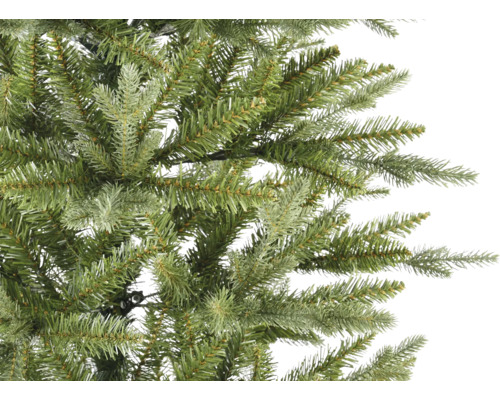 Nahaufnahme eines künstlichen Weihnachtsbaums mit grünen Nadeln