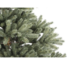 Detailaufnahme eines künstlichen Weihnachtsbaums mit vielen Zweigen