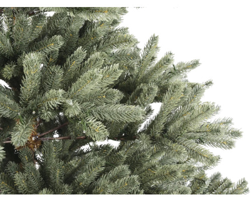 Detailaufnahme eines künstlichen Weihnachtsbaums mit vielen Zweigen