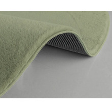 Detailansicht eines Teppichs mit Flor und rutschfester Rückseite.