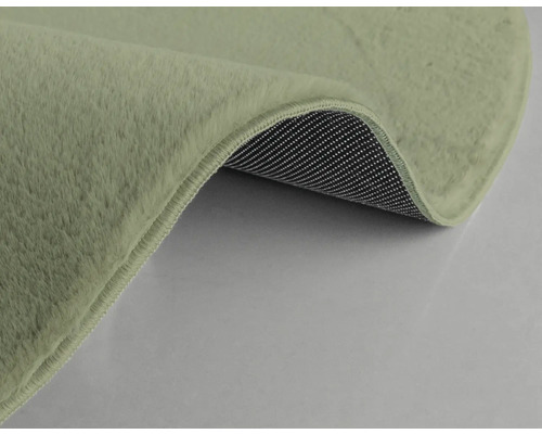 Detailansicht eines Teppichs mit Flor und rutschfester Unterseite.