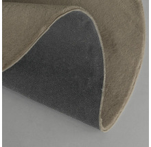 Detailansicht eines runden Teppichs mit Teppichrücken