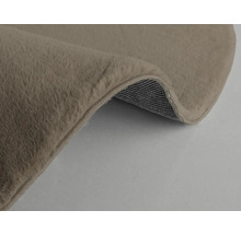 Detailansicht eines beigen Teppichs mit Flor