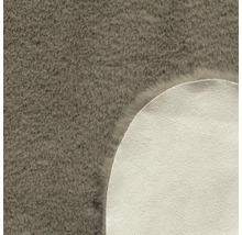 Detailansicht eines grauen Teppichs mit Flor und Rückseite