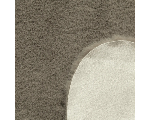 Detailansicht eines grauen Teppichs mit Flor und Rückseite