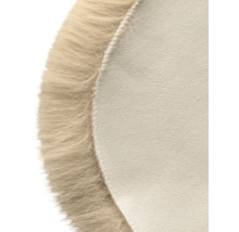 Detailaufnahme eines runden Teppichs mit langem Flor