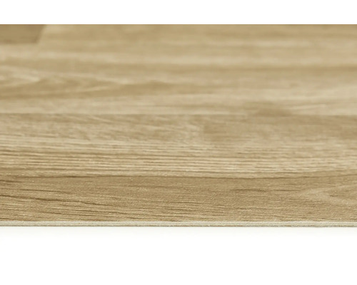 Nahaufnahme eines Laminatbodens mit Holzoptik.