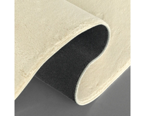 Detailansicht eines Teppichs mit Flor und rutschfester Unterseite