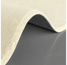 Detailansicht eines Teppichs mit Flor und gewebter Rückseite