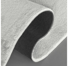 Grauer Teppich mit Antirutschbeschichtung auf der Rückseite