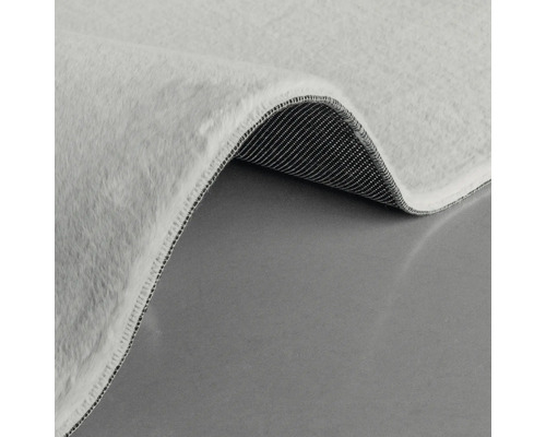 Detailansicht eines Teppichs mit hohem Flor und gewebter Rückseite