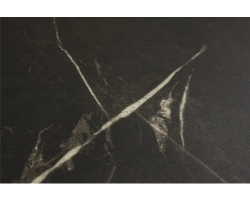 Detailansicht einer dunklen Arbeitsplatte mit Marmorstruktur.