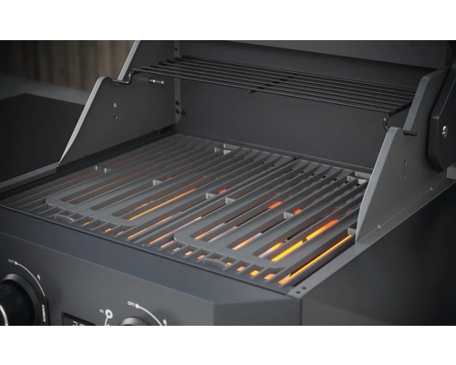 Detailansicht eines Gasgrills mit Grillrost und Warmhalterost