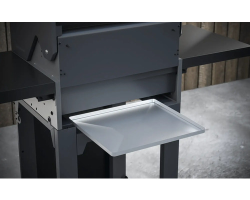 Detailansicht eines Grills mit Ablagefläche