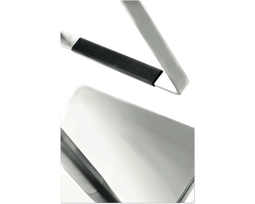 Detailansicht einer Trittleiter mit Stufen und Anti-Rutsch-Belag