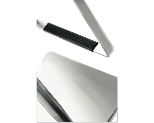 Detailaufnahme einer Leiter mit rutschfesten Stufen