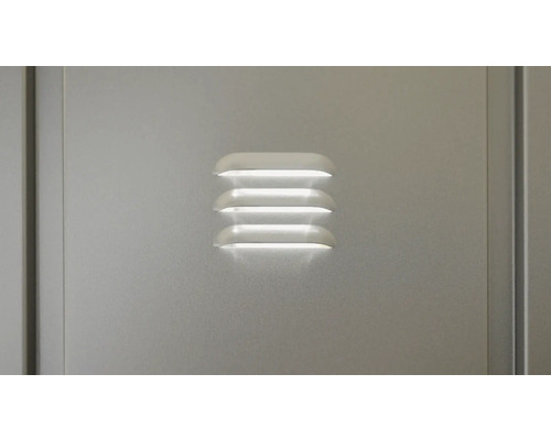 Nahaufnahme eines Schranks mit Belüftungsschlitzen