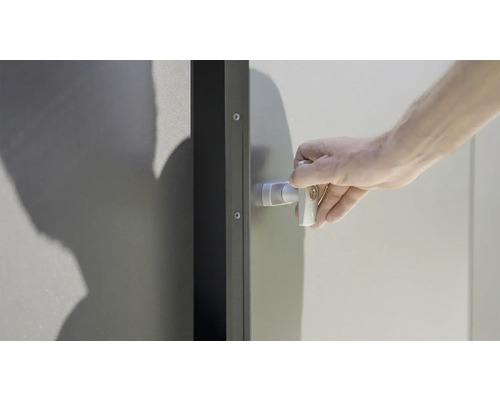 Eine Hand öffnet einen Geräteschrank mit einem Griff und einem Schloss.