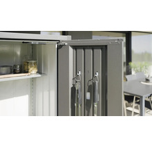 Offener Gartenschrank mit Regalen und Grillutensilien
