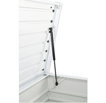 Detailansicht einer geöffneten, weißen Gartentruhe mit Gasdruckfeder