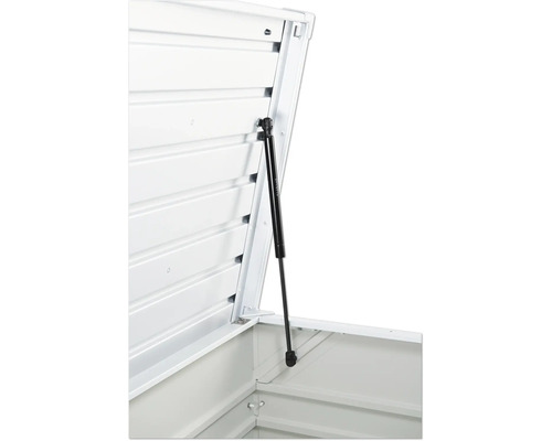 Detailansicht einer geöffneten, weißen Gartentruhe mit Gasdruckfeder