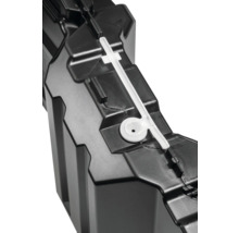 Detailaufnahme eines schwarzen Kunststoff-Regenwassertanks mit weißem Verbindungsstück.