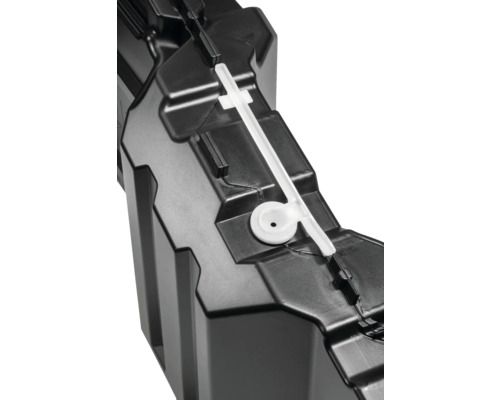 Detailaufnahme eines schwarzen Kunststoff-Regenwassertanks mit weißem Verbindungsstück.