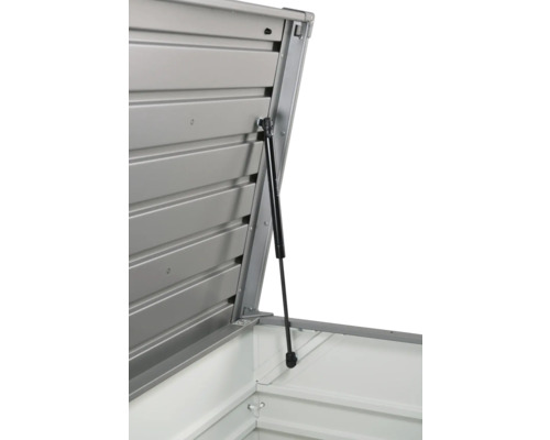 Detailansicht eines geöffneten Geräteschuppens mit Gasdruckfeder