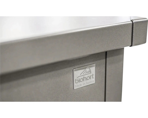 Detailansicht eines Hochbeets mit Biohort Logo