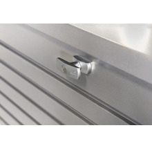 Detailansicht eines Metallschranks mit Griff